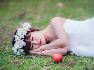 Обои цветы, трава, девушка, поза, яблоко, венок, азиатка, flowers, grass, girl, pose, apple, wreath, asian разрешение 2560x1539 Загрузить