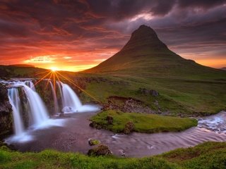 Обои небо, водопад, облака, вулкан, вечер, исландия, скалы, киркьюфетль, солнце, закат, лучи, гора, the sky, waterfall, clouds, the volcano, the evening, iceland, rocks, kirkjufell, the sun, sunset, rays, mountain разрешение 1920x1275 Загрузить