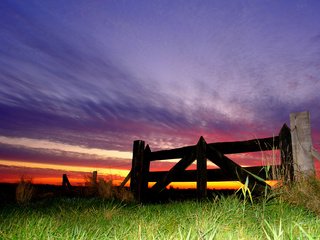 Обои небо, трава, природа, закат, забор, the sky, grass, nature, sunset, the fence разрешение 3259x2318 Загрузить