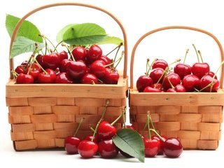 Обои красные, черешня, ягоды, белый фон, вишня, корзинки, red, cherry, berries, white background, baskets разрешение 1920x1200 Загрузить