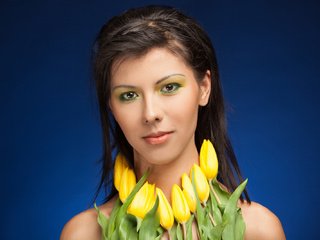 Обои цветы, девушка, взгляд, тюльпаны, макияж, желтые, плаза, flowers, girl, look, tulips, makeup, yellow, plaza разрешение 2000x1333 Загрузить