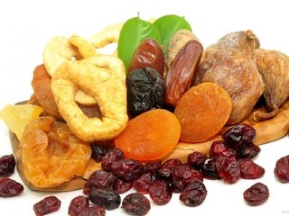 Обои фрукты, изюм, инжир, курага, сухофрукты, чернослив, fruit, raisins, figs, dried apricots, dried fruits, prunes разрешение 1920x1274 Загрузить