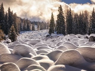 Обои облака, деревья, снег, камни, лес, зима, winter cascade, martin stantchev, clouds, trees, snow, stones, forest, winter разрешение 2048x1365 Загрузить