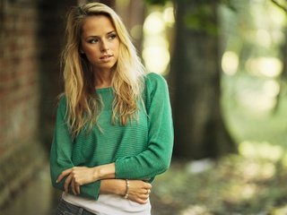 Обои девушка, блондинка, взгляд, модель, кольцо, браслет, girl, blonde, look, model, ring, bracelet разрешение 1920x1440 Загрузить