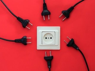 Обои фон, красный, кабель, вилки, розетка, соединение, conexion, rojo, background, red, cable, fork, outlet, connection разрешение 2048x1432 Загрузить