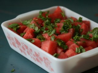 Обои зелень, форма, арбуз, кусочки, greens, form, watermelon, pieces разрешение 1920x1279 Загрузить