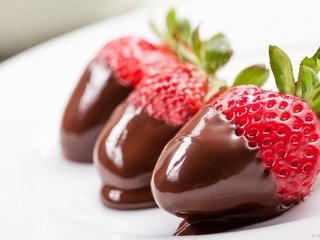 Обои ягода, клубника, шоколад, сладкое, десерт, клубника в шоколаде, berry, strawberry, chocolate, sweet, dessert, chocolate-covered strawberries разрешение 1920x1280 Загрузить