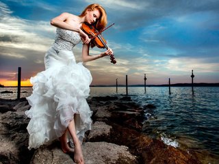 Обои камни, берег, девушка, море, скрипка, скрипачка, stones, shore, girl, sea, violin, violinist разрешение 1920x1080 Загрузить