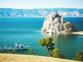 Обои озеро, горы, скалы, берег, корабль, россия, байкал, остров ольхон, lake, mountains, rocks, shore, ship, russia, baikal разрешение 2560x1600 Загрузить