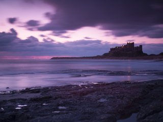 Обои облака, море, англия, неба, вечернее, great britain, берег моря, bamburgh castle, лиловая, clouds, sea, england, sky, evening, coast, purple разрешение 1920x1200 Загрузить