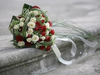 Обои цветы, розы, букет, свадьба, ступени, свадебный букет невесты, flowers, roses, bouquet, wedding, stage разрешение 2560x1707 Загрузить
