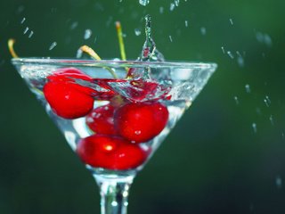 Обои вода, фон, капли, ягода, брызги, бокал, вишня.черешня, water, background, drops, berry, squirt, glass, cherry.cherry разрешение 1920x1200 Загрузить