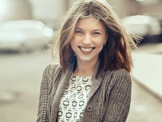 Обои девушка, настроение, блондинка, улыбка, волосы, кофта, girl, mood, blonde, smile, hair, jacket разрешение 2880x1916 Загрузить