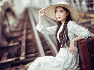 Обои железная дорога, девушка, настроение, шляпа, азиатка, чемодан, railroad, girl, mood, hat, asian, suitcase разрешение 1920x1200 Загрузить