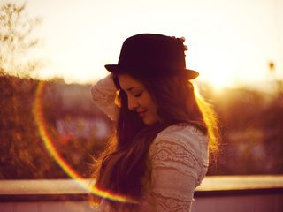 Обои солнце, девушка, волосы, шляпа, шатенка, the sun, girl, hair, hat, brown hair разрешение 2048x1365 Загрузить