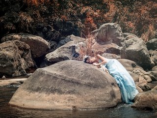 Обои камни, девушка, платье, ручей, азиатка, stones, girl, dress, stream, asian разрешение 2880x1922 Загрузить