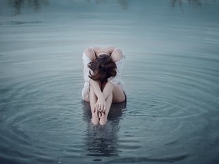 Обои вода, девушка, настроение, поза, шатенка, water, girl, mood, pose, brown hair разрешение 4760x3040 Загрузить