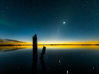 Обои небо, озеро, отражение, звезды, восход солнца, коряги, the sky, lake, reflection, stars, sunrise, driftwood разрешение 2048x1367 Загрузить