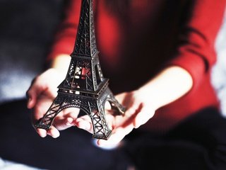 Обои статуэтка, руки, эйфелева башня, figurine, hands, eiffel tower разрешение 4288x2848 Загрузить