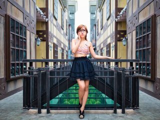 Обои девушка, город, очки, азиатка, юбочка, girl, the city, glasses, asian, skirt разрешение 2048x1365 Загрузить