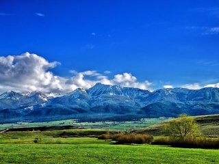 Обои небо, трава, облака, деревья, горы, долина, the sky, grass, clouds, trees, mountains, valley разрешение 2048x1445 Загрузить