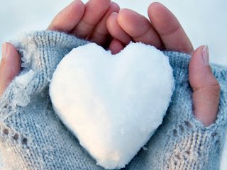 Обои снег, сердце, любовь, руки, перчатки, snow, heart, love, hands, gloves разрешение 2200x1100 Загрузить