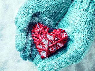 Обои снег, зима, сердце, любовь, руки, перчатки, snow, winter, heart, love, hands, gloves разрешение 5000x4450 Загрузить