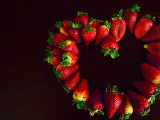 Обои фон, клубника, сердце, ягоды, background, strawberry, heart, berries разрешение 2048x1303 Загрузить