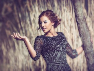 Обои дерево, девушка, платье, портрет, взгляд, tree, girl, dress, portrait, look разрешение 2500x1661 Загрузить