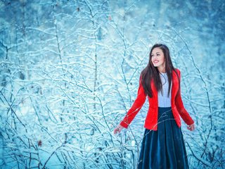 Обои снег, лес, девушка, поза, улыбка, взгляд, радость, лицо, snow, forest, girl, pose, smile, look, joy, face разрешение 1920x1280 Загрузить