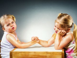 Обои девочки, сёстры, армрестлинг, girls, sisters, arm wrestling разрешение 2048x1230 Загрузить