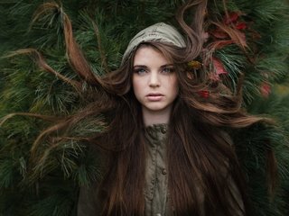 Обои природа, лес, листья, хвоя, девушка, волосы, эмма, jesse herzog, nature, forest, leaves, needles, girl, hair, emma разрешение 2880x1920 Загрузить