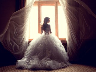 Обои девушка, платье, окно, ветер, занавески, невеста, girl, dress, window, the wind, curtains, the bride разрешение 2473x1496 Загрузить