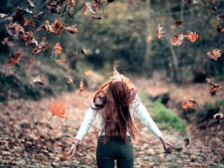 Обои листья, девушка, осень, свобода, leaves, girl, autumn, freedom разрешение 2048x1365 Загрузить