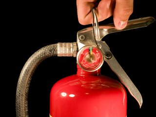 Обои рука, красный, черный фон, пальцев, краcный, fire extinguisher, огнетушитель, вентиль, hand, red, black background, fingers, a fire extinguisher, valve разрешение 3504x2336 Загрузить