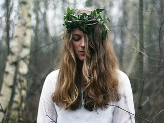 Обои лес, девушка, блондинка, модель, венок, боке, forest, girl, blonde, model, wreath, bokeh разрешение 2187x1458 Загрузить