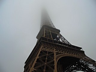 Обои туман, париж, эйфелева башня, fog, paris, eiffel tower разрешение 2592x1944 Загрузить