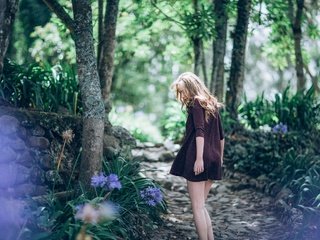 Обои деревья, лес, девушка, платье,  бикини, досуг, lightly, two persons, trees, forest, girl, dress, bikini, leisure разрешение 2880x1920 Загрузить