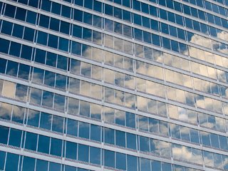 Обои небо, облака, отражение, здание, окна, небоскрёб, the sky, clouds, reflection, the building, windows, skyscraper разрешение 2048x1357 Загрузить