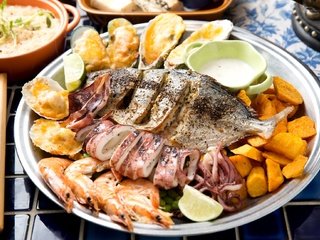 Обои лайм, рыба, морепродукты, креветки, мидии, кальмары, батат, lime, fish, seafood, shrimp, mussels, squid, sweet potato разрешение 2048x1296 Загрузить