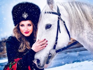 Обои лошадь, девушка, портрет, взгляд, лицо, шапка, конь, меха, меховая шапка, horse, girl, portrait, look, face, hat, fur разрешение 1920x1293 Загрузить