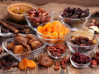 Обои орехи, raisin, чернослив, плоды, персики, изюм, гайки, курага, сухофрукты, финики, damson, nuts, prunes, fruit, peaches, raisins, dried apricots, dried fruits, dates разрешение 2880x1920 Загрузить