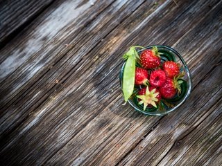 Обои макро, малина, клубника, ягоды, стакан, горох, macro, raspberry, strawberry, berries, glass, peas разрешение 2048x1536 Загрузить