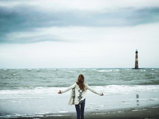 Обои девушка, пляж, маяк, океан, атлантический, girl, beach, lighthouse, the ocean, atlantic разрешение 5184x3456 Загрузить