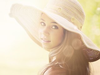 Обои девушка, портрет, взгляд, волосы, шляпка, girl, portrait, look, hair, hat разрешение 4096x3072 Загрузить