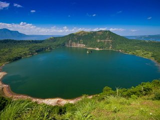 Обои небо, озеро, горы, зелень, красота, филиппины, the sky, lake, mountains, greens, beauty, philippines разрешение 1920x1277 Загрузить