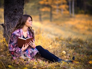 Обои дерево, девушка, осень, книга, задумчивость, tree, girl, autumn, book, reverie разрешение 2000x1335 Загрузить