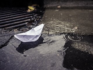 Обои город, улица, лужа, кораблик, бумажный, the city, street, puddle, boat, paper разрешение 1920x1280 Загрузить