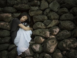 Обои камни, девушка, настроение, фон, поза, стена, закрытые глаза, stones, girl, mood, background, pose, wall, closed eyes разрешение 2560x1600 Загрузить