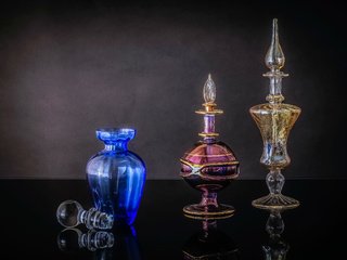 Обои темный фон, аромат, духи, натюрморт, флакон, парфюмерия, the dark background, aroma, perfume, still life, bottle разрешение 4580x3192 Загрузить